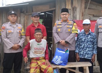 Kapolres Lampung Selatan Kunjungi Kakek Sokim, Lansia Sebatangkara di Rumah Tak Layak Huni