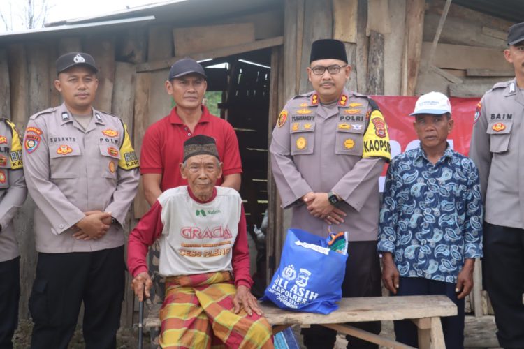 Kapolres Lampung Selatan Kunjungi Kakek Sokim, Lansia Sebatangkara di Rumah Tak Layak Huni