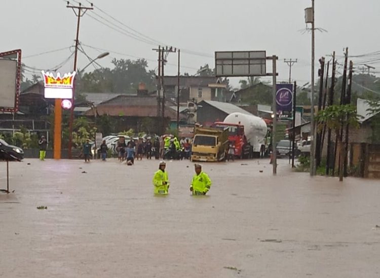 Banjir Pesawaran Lumpuhkan Jalinbar, Kemacetan Mengular Puluhan Kilometer