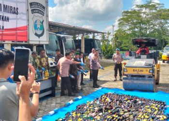 Polres Lampung Selatan Musnahkan Ratusan Botol Miras dan Tuak Jelang Ramadhan