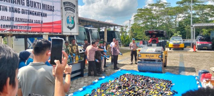 Polres Lampung Selatan Musnahkan Ratusan Botol Miras dan Tuak Jelang Ramadhan