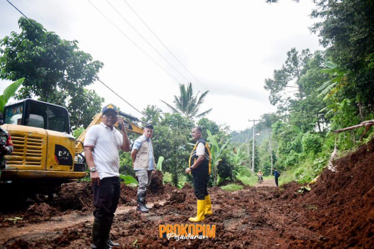 Bupati Dendi Ramadhona Salurkan Bantuan untuk Korban Banjir, Fokus pada Normalisasi Sungai
