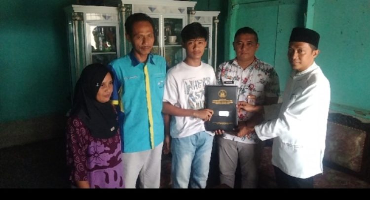 SMKN 1 Abung Selatan Jemput Bola, Bagikan Ijazah Gratis ke Rumah Alumni