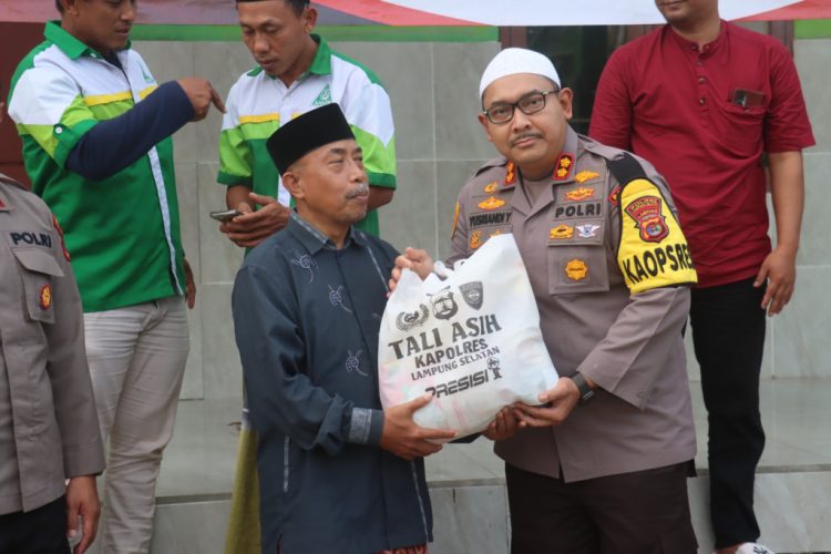 Polres Lampung Selatan dan Bhayangkari Berbagi Takjil Gratis, Eratkan Silaturahmi di Bulan Ramadan