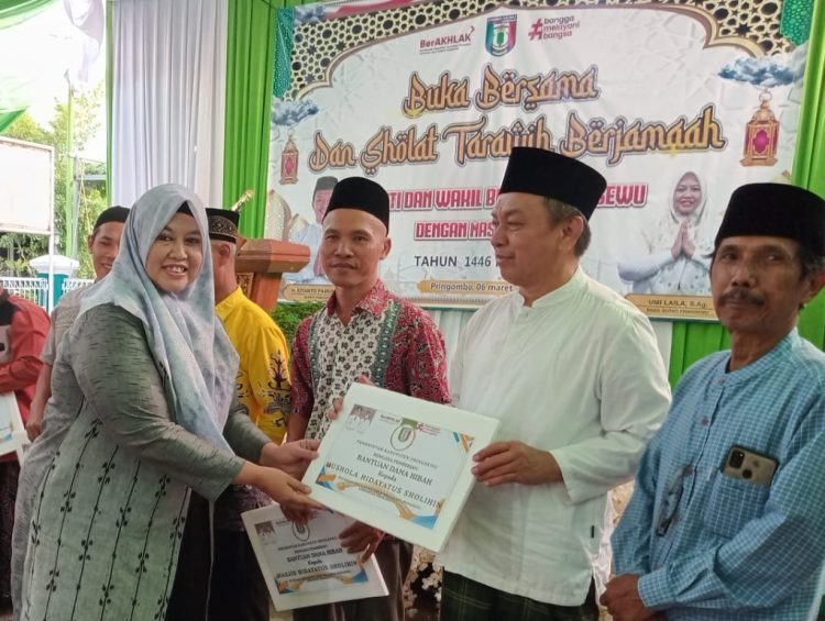 Wakil Bupati Pringsewu Buka Puasa Bersama Warga, Serahkan Bantuan Sosial