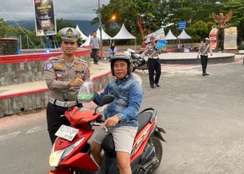 SatlantasBerbagi: Bagi-Bagi Takjil Sambil Edukasi Keselamatan Berkendara di Lampung Selatan