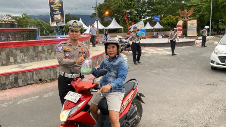 SatlantasBerbagi: Bagi-Bagi Takjil Sambil Edukasi Keselamatan Berkendara di Lampung Selatan