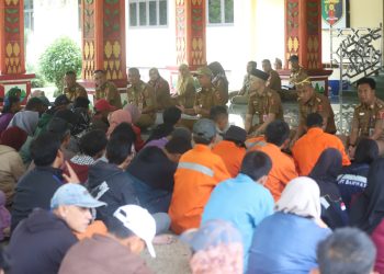 Bupati Parosil Beri Hadiah Umrah kepada Petugas Kebersihan, Bentuk Apresiasi atas Dedikasi