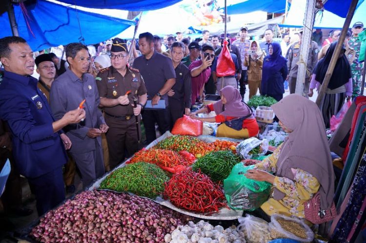 Jelang Idulfitri, Bupati Pringsewu Pastikan Stok Bahan Pokok di Pasar Banyumas Aman