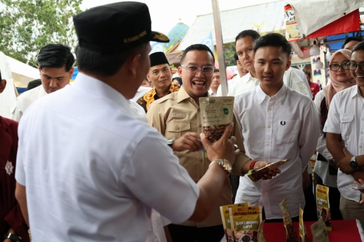 Gebyar Ramadan Taman Kota: Bupati Lampung Barat Borong Dagangan UMKM dan Dorong Pertumbuhan Ekonomi