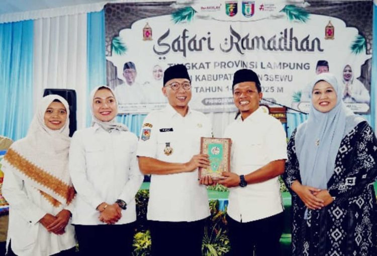 Bupati Pringsewu Hadiahkan Al-Quran Bahasa Lampung kepada Gubernur, Wujud Sinergi Budaya dan Keagamaan
