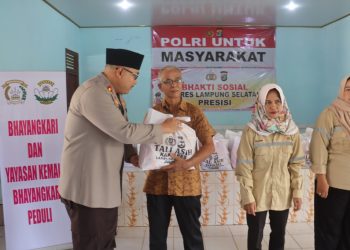 Polres Lampung Selatan Tebar Kepedulian di Bulan Ramadan: Santuni Tukang Becak dan Lansia