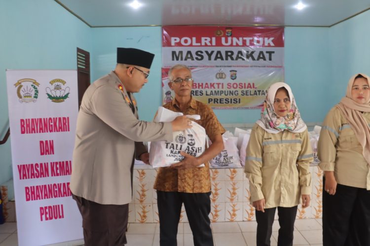 Polres Lampung Selatan Tebar Kepedulian di Bulan Ramadan: Santuni Tukang Becak dan Lansia