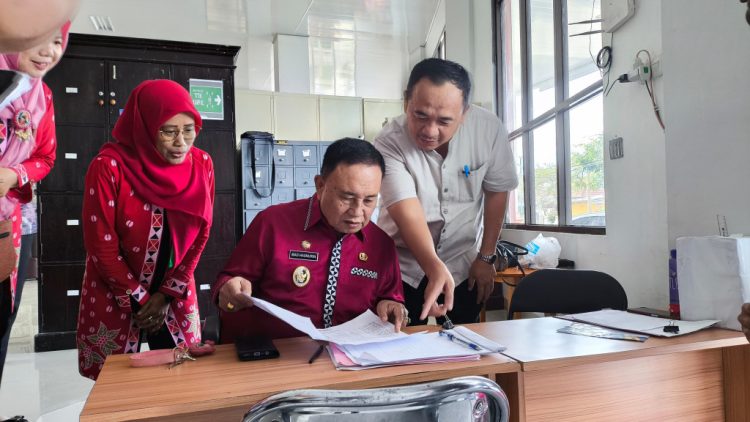 Wabup Mad Hasnurin Sidak 10 Instansi, Pastikan Kedisiplinan ASN dan THLS di Lampung Barat
