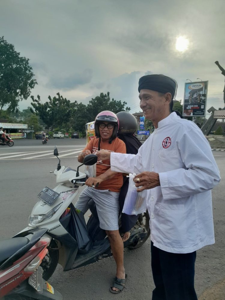 Forum Karateka Bersatu dan Pendaki Nafas Tua Lampura Bagikan Ratusan Takjil di Kotabumi
