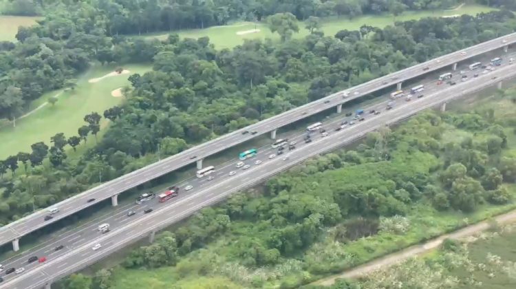 Kapolri Pantau Langsung Arus Mudik Lewat Udara, Pastikan Kelancaran di Tol Jakarta-Cikampek