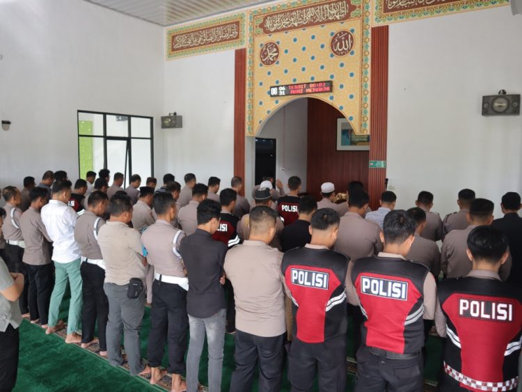 Polres Pringsewu Gelar Sholat Gaib untuk Tiga Polisi yang Gugur Saat Bertugas