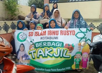 Kejar Pahala Ramadhan, Pemdes Pekurun Bagikan Ratusan Takjil untuk Warga