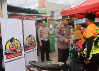 Kapolres Lampung Selatan Bagikan Takjil dan Sosialisasi Mudik Aman di Pasar Karang Anyar