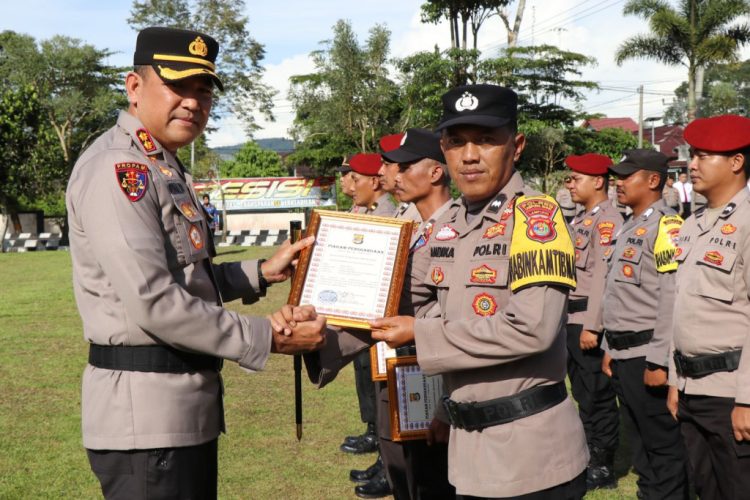 Kapolres Lampung Barat Beri Penghargaan kepada Personel Berprestasi