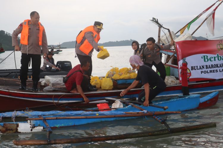 Takjil di Tengah Laut: Polres Lampung Selatan Berbagi dengan Nelayan Keramat Ketapang