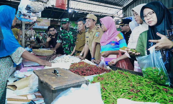 Jelang Lebaran, Bupati Pringsewu Pastikan Stok Bahan Pokok di Pasar Gading Aman