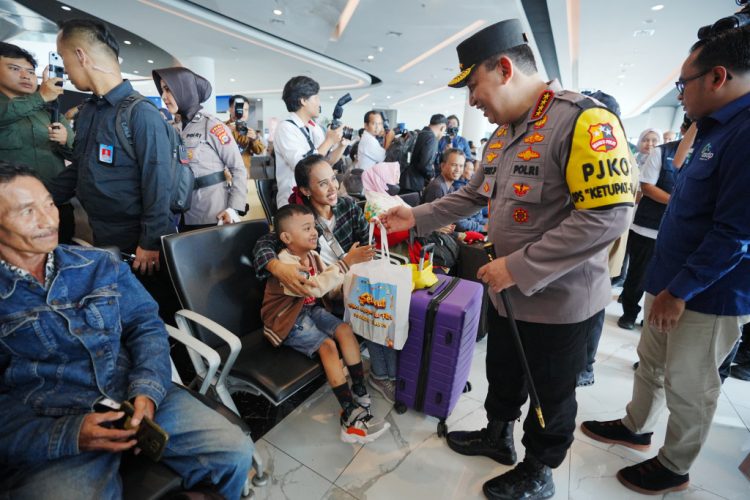 Kapolri Tinjau Pelabuhan Merak: Kebijakan Diskon Tiket dan WFA Berhasil Urai Kepadatan Arus Mudik