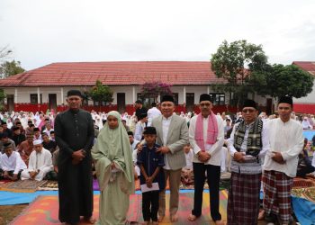 Bupati Parosil Mabsus Shalat Id di Way Tenong, Perkuat Solidaritas dan Dukungan Pembangunan Masjid