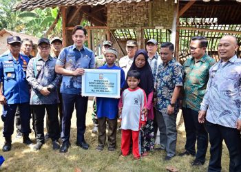 Rumah Roboh Diterjang Angin, Warga Kertosari Terima Bantuan RTLH dari Bupati Lampung Selatan