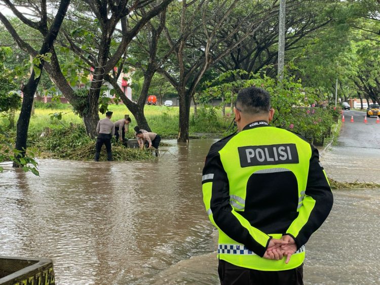 Kapolres Lampung Selatan Tinjau Banjir di Kalianda, Imbau Warga Tetap Waspada