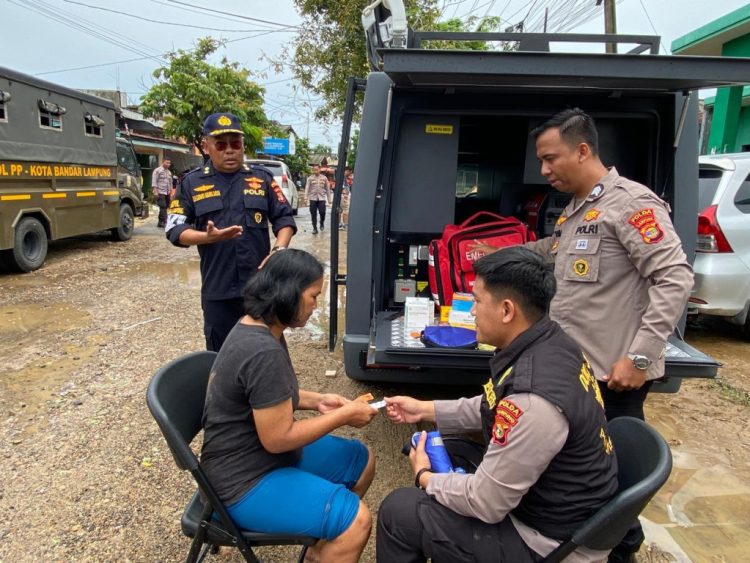 Respons Cepat Biddokkes Polda Lampung: Dirikan Posko Kesehatan untuk Korban Banjir di Panjang