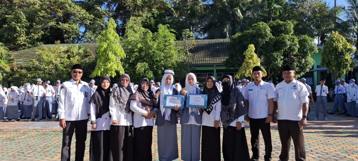 MAN 1 Tanggamus Raih Prestasi Nasional Lewat KOSSMI 2025: Dua Siswi Melaju ke Babak Final