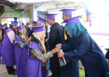 Harumkan Usia Senja: 34 Lansia Sekolah Dewi Sinta Diwisuda, Bukti Semangat Tak Pernah Pudar