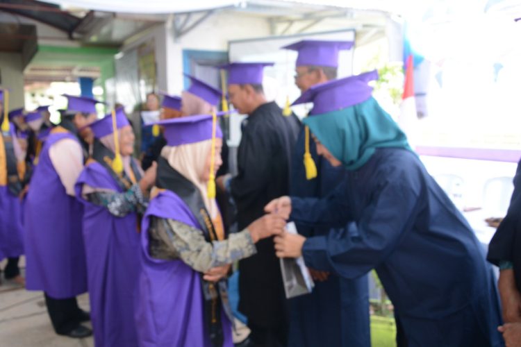 Harumkan Usia Senja: 34 Lansia Sekolah Dewi Sinta Diwisuda, Bukti Semangat Tak Pernah Pudar