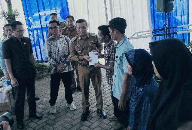 Bupati Pringsewu Serahkan Bantuan Sosial Rutilahu, Wujudkan Kesejahteraan Masyarakat