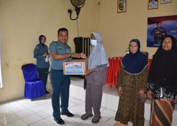 Lanal Lampung Tebar Kepedulian di Usia ke-60, Warga Desa Binaan Terima Sembako