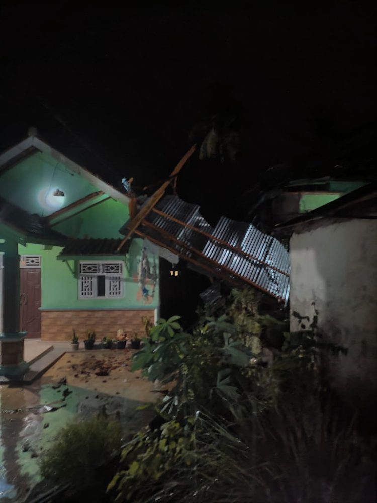 Angin Puting Beliung Terjang Kota Agung Tanggamus, Empat Rumah Rusak Parah