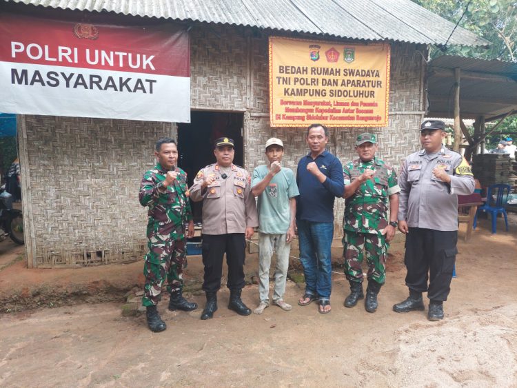 TNI-Polri dan Warga Bedah Rumah Buruh Serabutan di Sidoluhur, Wujud Nyata Kepedulian Sosial