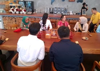 Zita Anjani Kampanyekan Wisata Berkelanjutan Lewat Pelepasan Tukik di Pantai Setigi Lampung Selatan