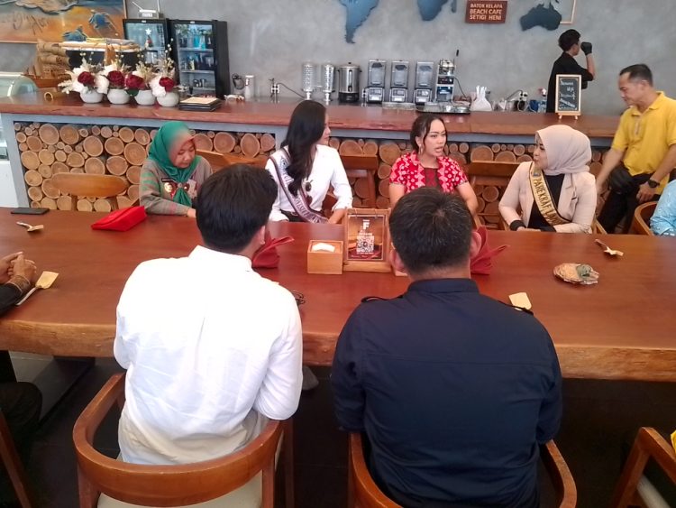 Zita Anjani Kampanyekan Wisata Berkelanjutan Lewat Pelepasan Tukik di Pantai Setigi Lampung Selatan