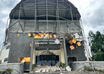 Dinding Kantor DPRD Pesawaran Ambruk, Satu Petugas Satpol PP Terluka