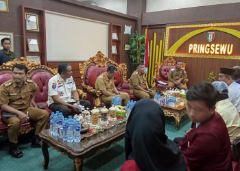 Puluhan Warga Pagelaran Utara Desak Bupati Pringsewu Segera Perbaiki Jalan Poros