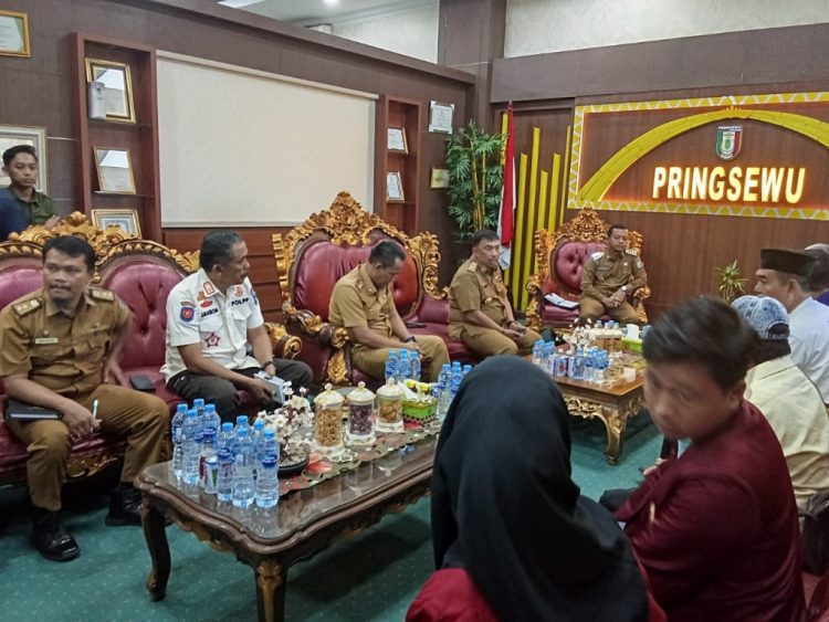 Puluhan Warga Pagelaran Utara Desak Bupati Pringsewu Segera Perbaiki Jalan Poros