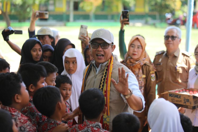 Bupati Ardito Wijaya Bagikan Susu Gratis dan Gedung Baru untuk SDN 2 Kesuma Jaya