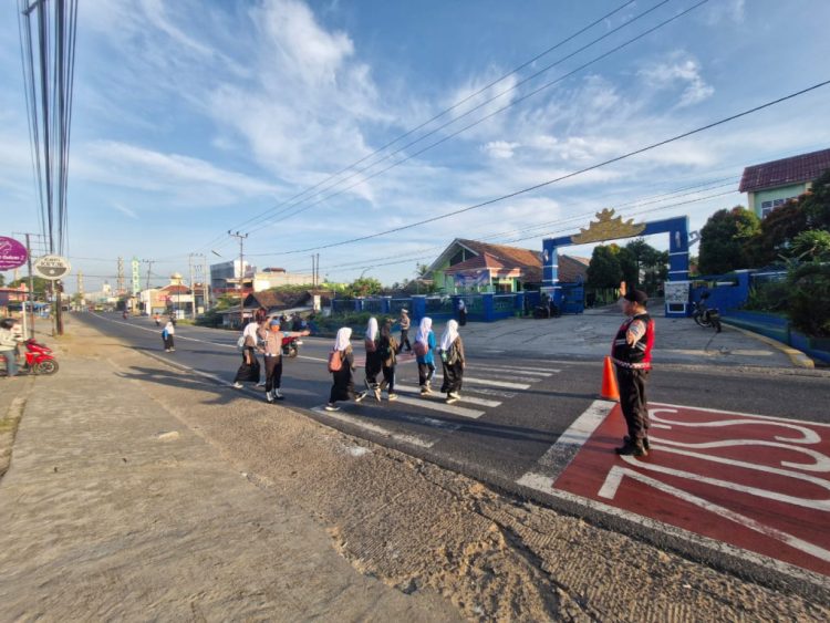 Polres Pesawaran Intensifkan Pengamanan Pagi di Jalur Padat, Fokus pada Depan Sekolah