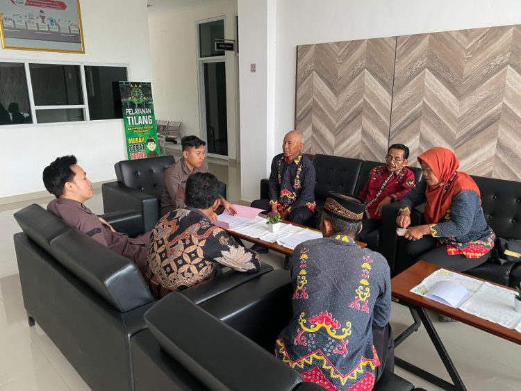 Kejari Pringsewu Sita Uang Titipan dari 13 Kakon Adiluwih Terkait Dugaan Korupsi Bimtek 2024