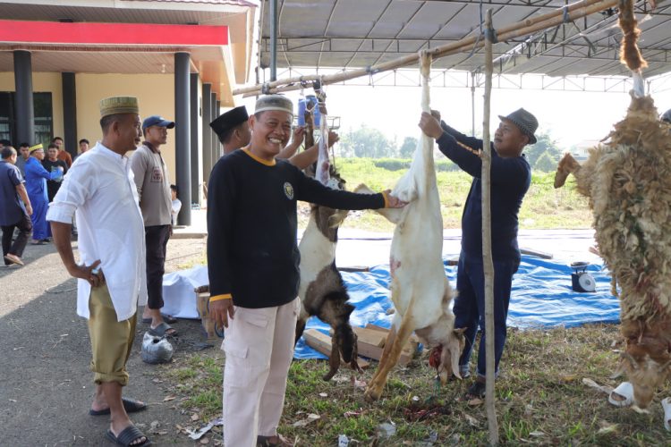 Polres Pesawaran Sembelih 9 Hewan Kurban, Wujud Kepedulian dan Spirit Iduladha