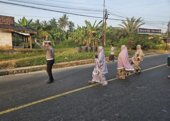 Satlantas Polres Pesawaran Amankan Lalu Lintas Saat Sholat Idul Adha di Jalinbar Gedong Tataan