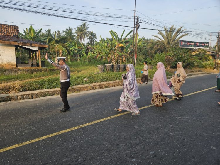 Satlantas Polres Pesawaran Amankan Lalu Lintas Saat Sholat Idul Adha di Jalinbar Gedong Tataan