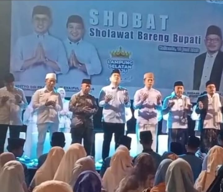 Shobat Bersama Bupati, Ribuan Warga Lampung Selatan Bershalawat dalam Malam Penuh Berkah